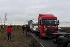 Российские дальнобойщики жгут покрышки и обещают сжечь грузовики