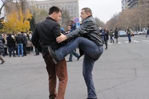 В Николаеве депутат публично получил пинка от экс-милиционера