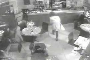 В сети появились подробные фото жестокого теракта в Париже: как террористы убивали посетителей кафе