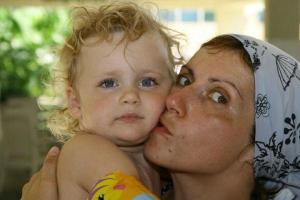 Российскую телеведущую бросил муж из-за болезни дочери