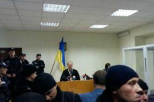 Во время суда над Корбаном на журналистку упал штатив