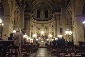 Париж приходит в себя после кошмаров прошлой ночи - фоторепортаж