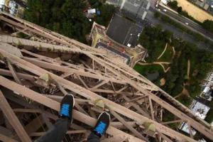 В Париже ночью экстремал покорил Эйфелеву башню без страховки - видео