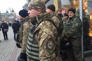 В Киеве участники вече штурмуют офис Ахметова и собираются штурмовать Печерский суд