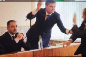 Плохой пример заразителен: в Каховке один депутат ударил другого депутата колбасой