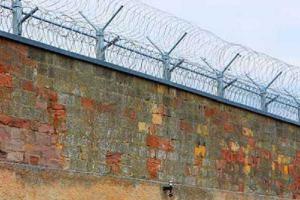 На границе с Россией надо строить забор, ров с водой и провода под напряжением, – волонтер