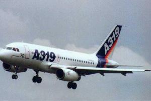 Airbus A319 экстренно сел в Хабаровске: в кабине пилотов лопнуло стекло