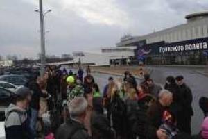 В российском аэропорту Пулково "Когалымавиа" экстренно эвакуирует пассажиров, летевших в Шарм-эль-Шейх