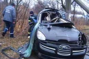 В Славянске иномарка влетела в столб, водитель погиб на месте
