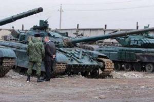 Главарь "ЛНР" Плотницкий посетил тайную танковую базу под Луганском