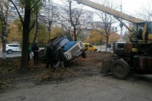 В Мариуполе грузовик едва не ушел под землю