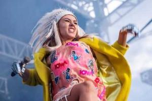 Исполнительница хитов «Маршрутка» и «Улыбайся» выходит замуж