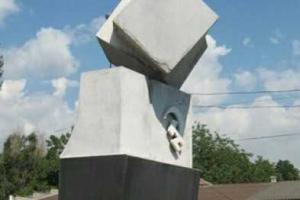 Жители Мариуполя пожаловались на серп и молот