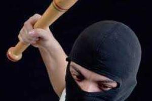 В Старобельске в подъезде дома напали на мужчину