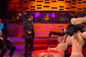 Бенедикт Камбербэтч жестоко избил медведя. Видео