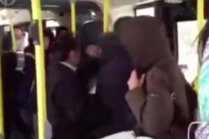 В Астане пассажирка автобуса выбила зуб кондуктору. Видео