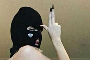 Австралийская модель в образе голой террористки возмутила пользователей интернета