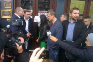 Парасюк на стекле скандального кафе в Доме профсоюзов написал "Ганьба"