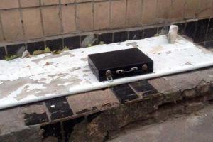 В Мариуполе из-за странного чемодана пришлось эвакуировать персонал больницы