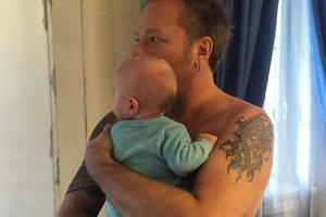 Владимир Пресняков тяжело переживает разлуку с женой и ребенком