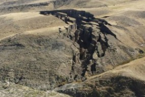 В американском штате Вайоминг в земле образовалась гигантская трещина