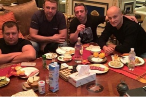 Корбан под домашним арестом коротает время за бутылкой водки с друзьями-нардепами