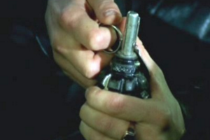 Россиянин повез жену в роддом, угрожая гранатой