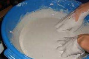 В Киеве бабушка перепутала муку с алебастром и накормила им маленьких внуков