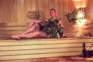 Пользователи Сети обсуждают интимные снимки Анастасии Волочковой в бане