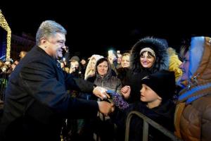 Порошенко с женой и детьми посетил новогоднюю ярмарку на Софийской площади