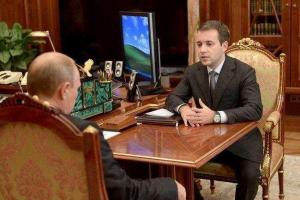 Журналисты случайно сняли, что Путин во время интервью рисует каракули