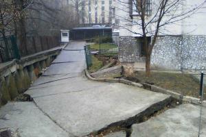 В Киеве из-за сдвига почвы жителей 13-этажного дома переселили в гостиницу 