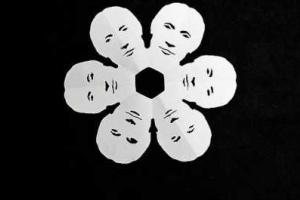 Россиянам предлагают украсить свой дом снежинками в форме лица президента Путина