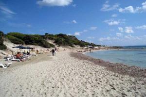 На популярном пляже в Испании обнаружены восемь черепов и кости 