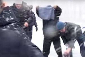 Российские дальнобойщики протестовали на трассе без трусов