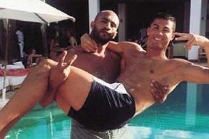 Криштиану Роналду встречается с кикбоксером, который носит его на руках 