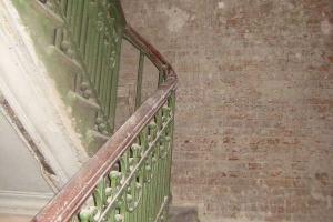 Россиянин из-за замечания спустил с лестницы соседку