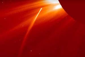 Аппарат SOHO снял последние мгновения жизни кометы-самоубийцы. Видео