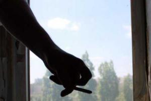 В России пассажиру электрички, решившему покурить через дверь, отрезало руку. Видео