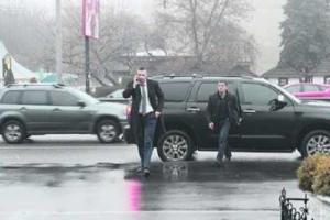 Водитель Кличко набросился на журналистов с требованием стереть кадры, где он нарушает ПДД