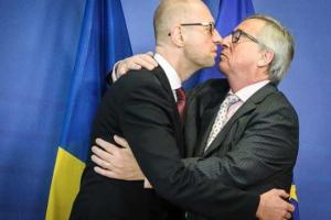 Поцелуй Яценюка и Юнкера активно обсуждают в соцсетях
