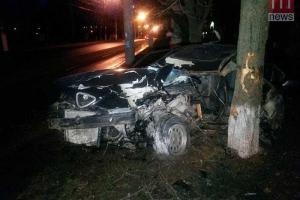 В Мариуполе автомобиль врезался в дерево и загорелся