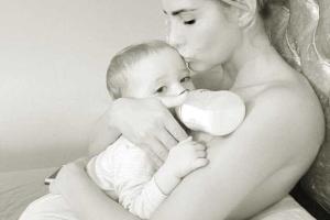 Модель и певица Кэти Прайс снялась обнаженной вместе со своей 14-месячной дочерью