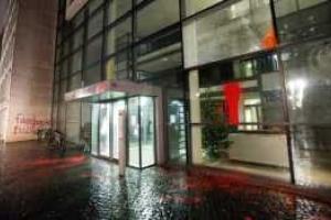 Офис Facebook забросали камнями