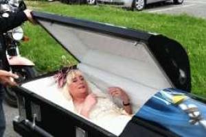 Жительница Великобритании приехала на собственную свадьбу в гробу