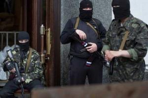В Луганске вооруженные боевики вместе с контролерами выбивают оплату за коммунальные услуги