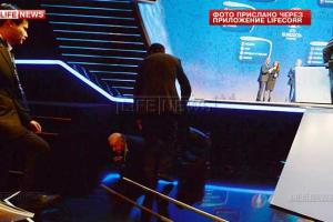 Тренер сборной Испании упал со сцены во время жеребьевки Евро-2016. Видео