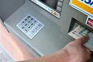 Крымчане штурмуют банкоматы: боятся, что с их карточек спишут деньги за украинские кредиты