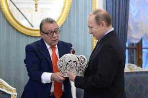Путину в Кремле вручили императорскую корону