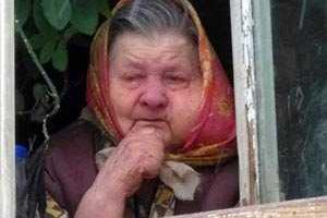 Новосибирские пенсионеры 10 лет живут без света в замурованной за долги квартире